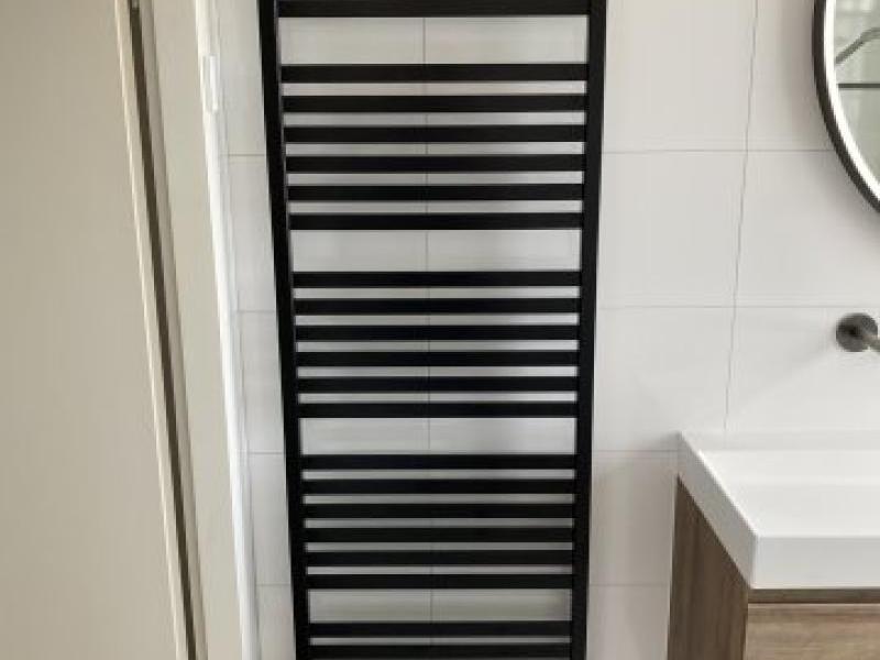 Zwarte design radiator met midden aansluiting.